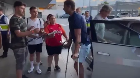 El legendario Rafa Nadal tuvo que caminar con ayuda de muletas en su regreso a casa.