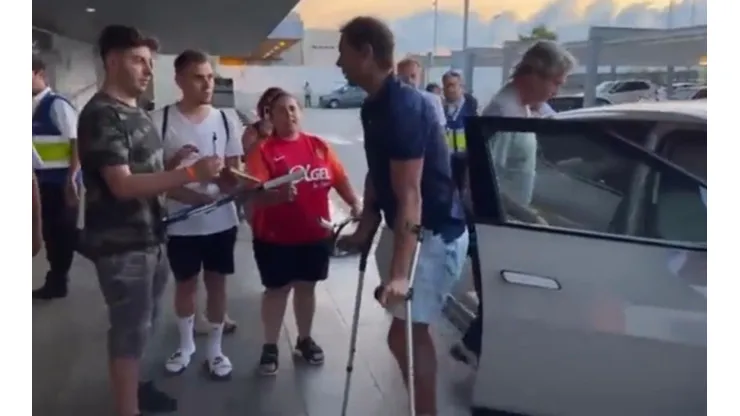 El legendario Rafa Nadal tuvo que caminar con ayuda de muletas en su regreso a casa.