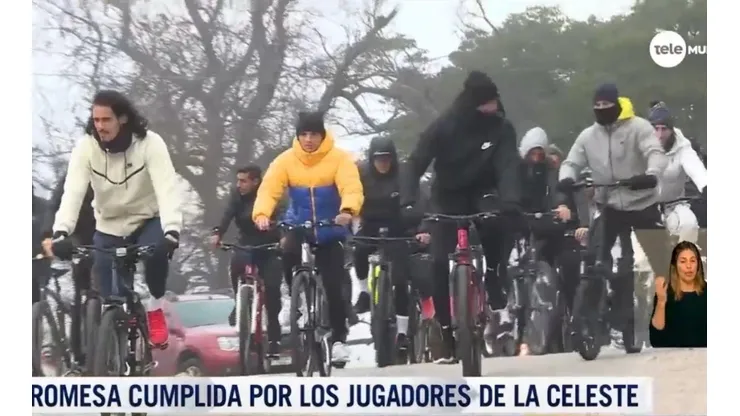 Los jugadores uruguayos salieron todos juntos en bicicletas para el recorrido.