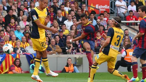 Alexis Sánchez anotando un gol por Barcelona ante Atlético de Madrid