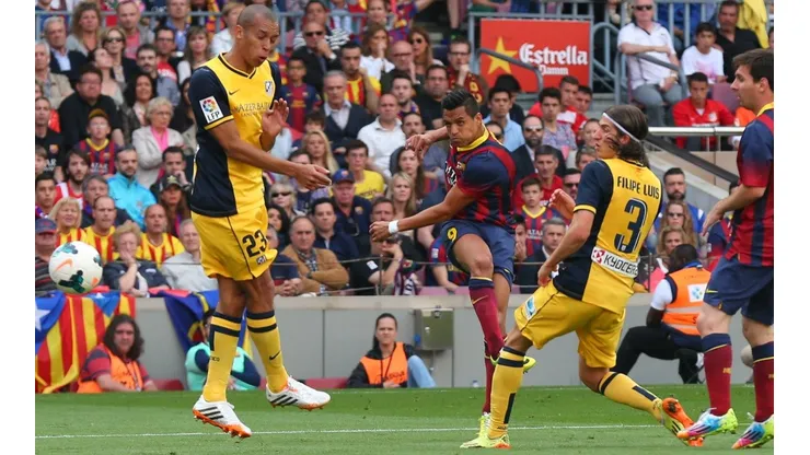 Alexis Sánchez anotando un gol por Barcelona ante Atlético de Madrid