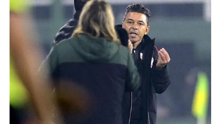 Gallardo le reclama a Beccacece por no dejar jugar un lateral a uno de sus jugadores