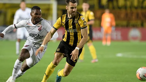 Kagelmacher, quien también vistió la camiseta de Peñarol, coincidió con Holan en León