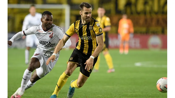 Kagelmacher, quien también vistió la camiseta de Peñarol, coincidió con Holan en León