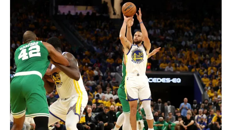 Stephen Curry volvió a brillar con los Warriors en el juego 2