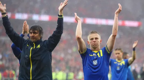 Zinchenko saluda al público tras la derrota ante Gales