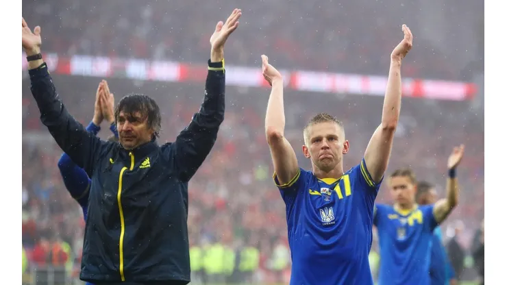 Zinchenko saluda al público tras la derrota ante Gales