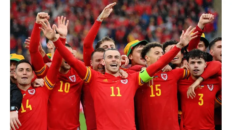 Gareth Bale y sus compañeros celebran la clasificación a Qatar 2022
