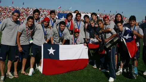 La Rojita celebra el tercer lugar con la bandera chilena