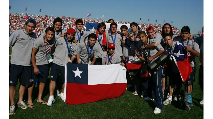 La Rojita celebra el tercer lugar con la bandera chilena