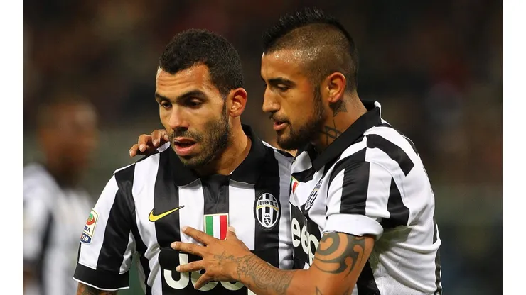 Arturo Vidal y los chilenos compañeros de Carlos Tévez: se retiró el Apache.