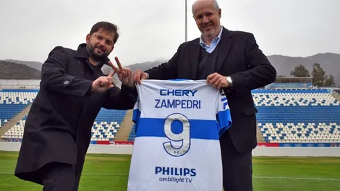 Juan Tagle fue el encargado de regalar la camiseta de Universidad Católica.
