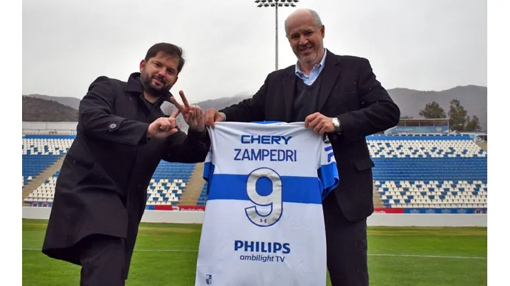 Juan Tagle fue el encargado de regalar la camiseta de Universidad Católica.