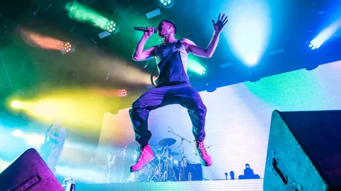 WOS en el escenario.