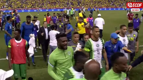 Byron Castillo y sus compañeros tuvieron que salir apresurados tras el partido.