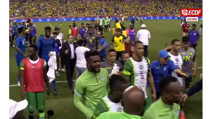 Byron Castillo y sus compañeros tuvieron que salir apresurados tras el partido.
