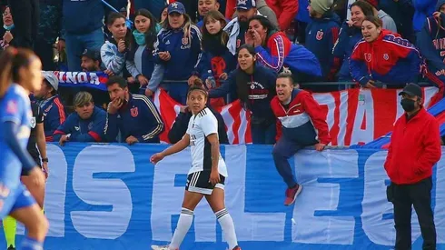 La colocolina Fernanda Hidalgo cometió el "error" de jugar por el sector de las tribunas mecano, quedando expuesta al permanente hostigamiento de los hinchas de Universidad de Chile