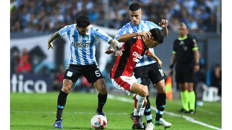 Eugenio Mena no estará presente en el debut de la Academia por la Liga Profesional