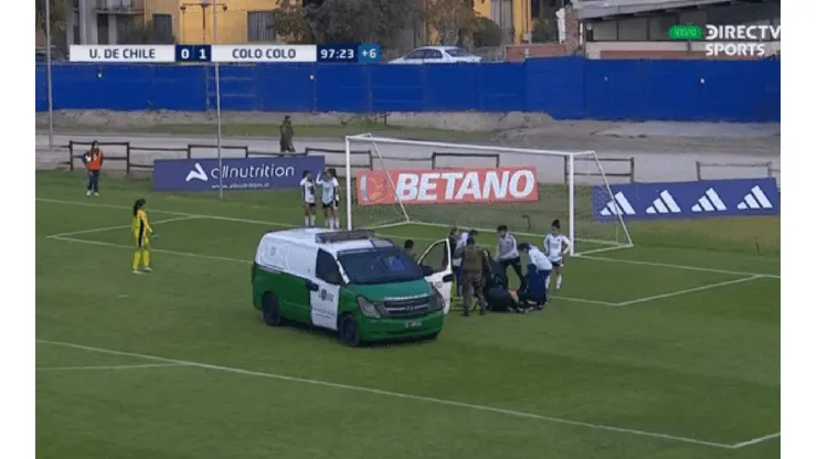 El momento en que entra un furgón de Carabineros a sacar a una jugadora