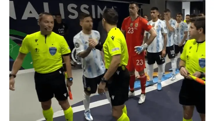 Lionel Messi saluda a Piero Maza y los chilenos en la previa de la Finalissima.
