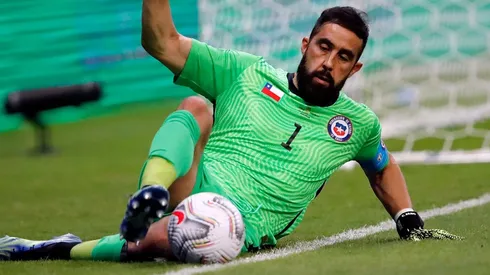 Eduardo Berizzo se fue enojado a Asia por la polémica sobre Bravo que desmiente de plano.