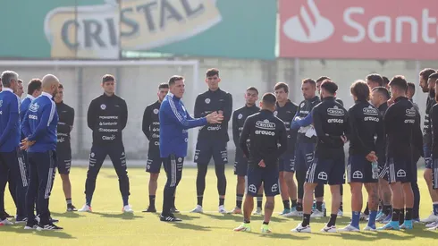 Berizzo dirigiendo sus primera prácticas en la selección chilena