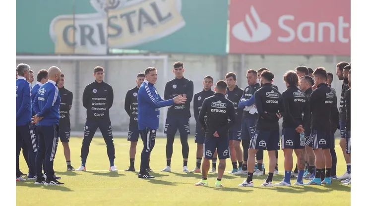 Berizzo dirigiendo sus primera prácticas en la selección chilena