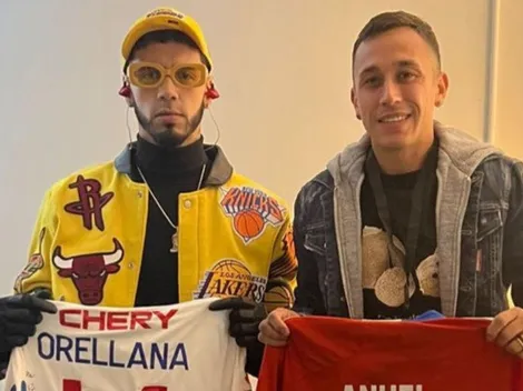 Orellana le regala camisetas de la UC y la Roja a Anuel