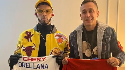 Los regalos que le llevó Fabián Orellana al artista en su recital en Santiago.