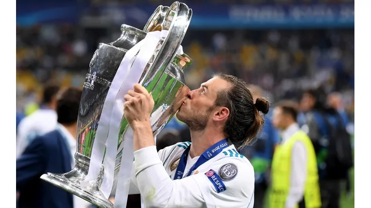 Gareth Bale levantando el trofeo de la Champions League