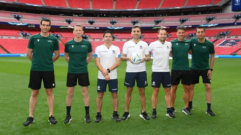 El árbitro chileno está listo para dirigir el partido entre Argentina e Italia.