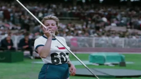 Marlene Ahrens, previo a su lanzamiento en los JJ.OO de Melbourne 1956