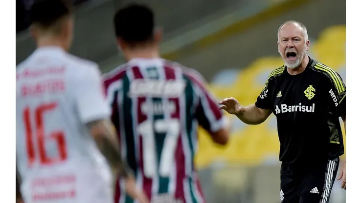 Mano Menezes considera injusto que los brasileños no puedan fichar antes de los octavos de final de Sudamericana.