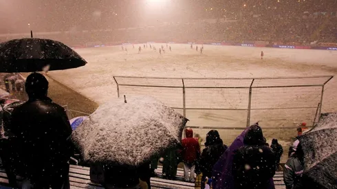 Universidad Católica llegó a jugar hasta con nieve en 2011, condiciones extremas que predispone el invierno en la zona central del país