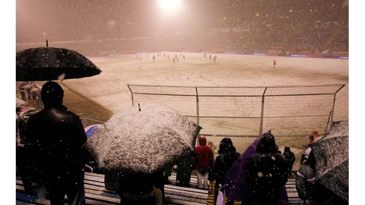 Universidad Católica llegó a jugar hasta con nieve en 2011, condiciones extremas que predispone el invierno en la zona central del país