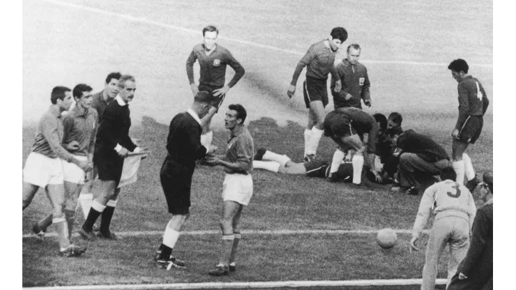 La Batalla de Santiago se denominó así porque es catalogado como uno de los partidos más violentos de la historia de la Copa Mundial de la FIFA.