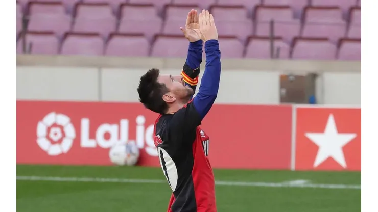 Messi homenajea a Maradona tras marcar por el Barcelona