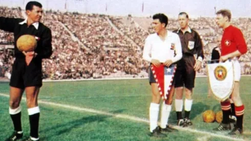 Sergio Navarro, capitán de la Roja del 62, con la camiseta blanca en la previa del debut del Mundial contra Suiza.