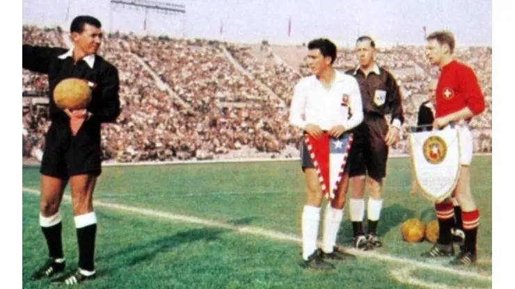 Sergio Navarro, capitán de la Roja del 62, con la camiseta blanca en la previa del debut del Mundial contra Suiza.