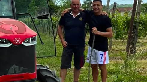 Alexis posa con su nueva viña de fondo y enólogos lo felicitan.