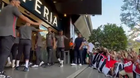 Gabriel Costa saluda a la masiva hinchada peruana en España