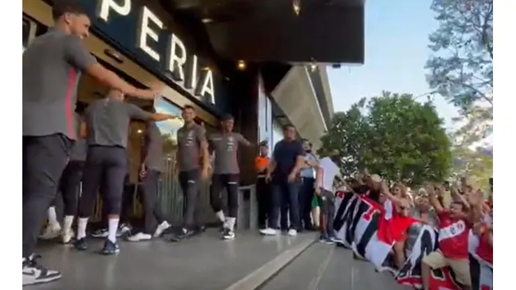 Gabriel Costa saluda a la masiva hinchada peruana en España