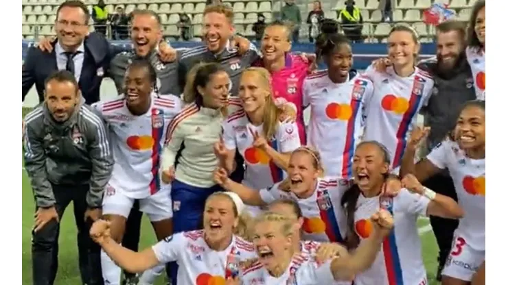 Tiane celebra con el resto de sus compañeras el título de Francia