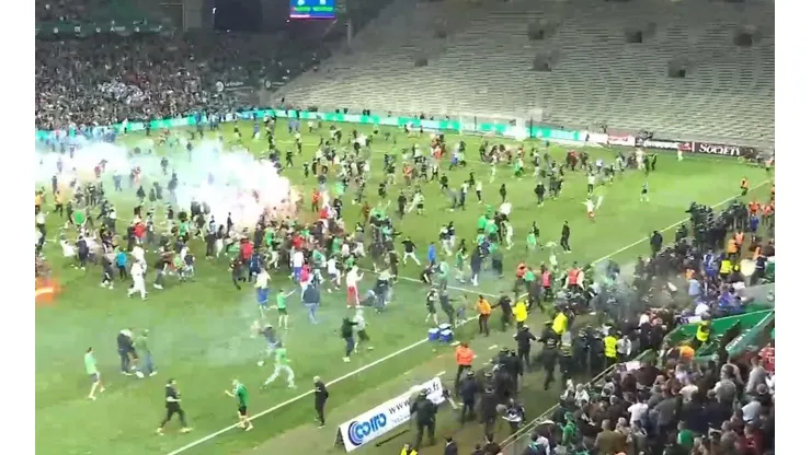 Los hinchas del Saint Etienne invaden la cancha