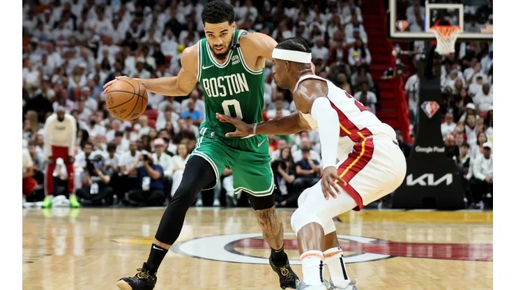 Jayson Tatum y Jimmy Butler vivieron una jornada de ida y vuelta donde el emblema de los Celtics terminó celebrando.
