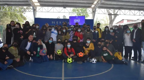 Monserrat Sepúlveda e Ignacio Saavedra, jugadores de Universidad Catoólica, junto a los estudiantes de la Escuela Básica Platón de Quinta Normal .