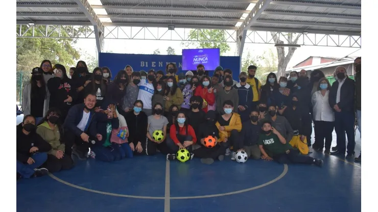 Monserrat Sepúlveda e Ignacio Saavedra, jugadores de Universidad Catoólica, junto a los estudiantes de la Escuela Básica Platón de Quinta Normal .
