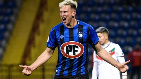 El argentino nacionalizado uruguayo se transformó en figura con sus dos goles.