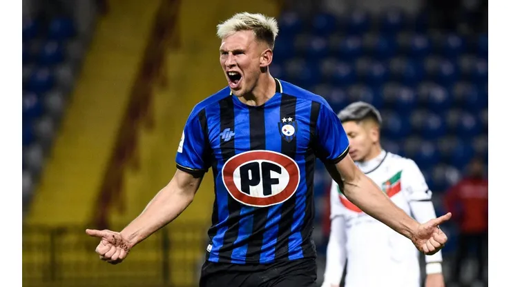 El argentino nacionalizado uruguayo se transformó en figura con sus dos goles.