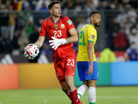 Dibu Martínez le pega un cachamal a Mbappé